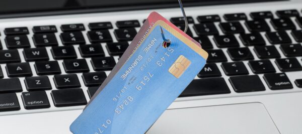 Hoge hoek van creditcard met haak voor phishing