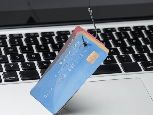 Hoge hoek van creditcard met haak voor phishing